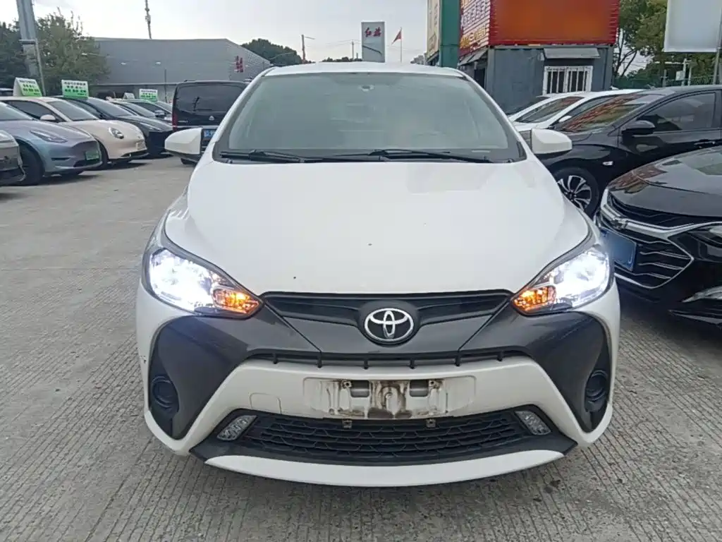 Toyota Yaris L — фото 2