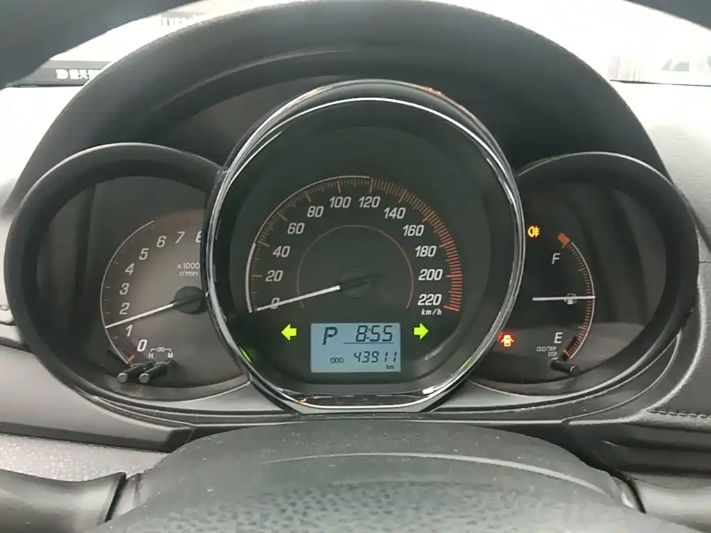 Toyota Yaris L — фото 11