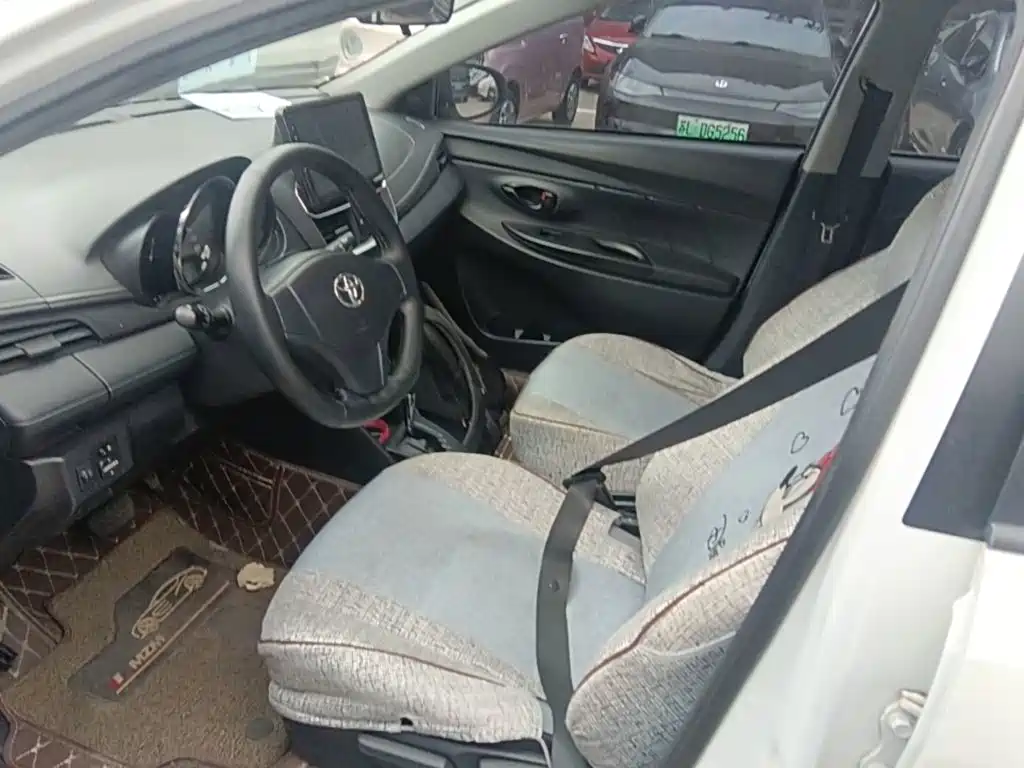 Toyota Yaris L — фото 14