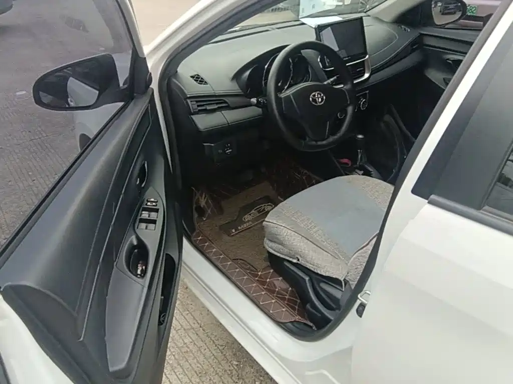 Toyota Yaris L — фото 15