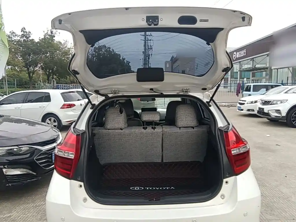Toyota Yaris L — фото 18