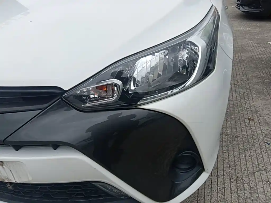 Toyota Yaris L — фото 23
