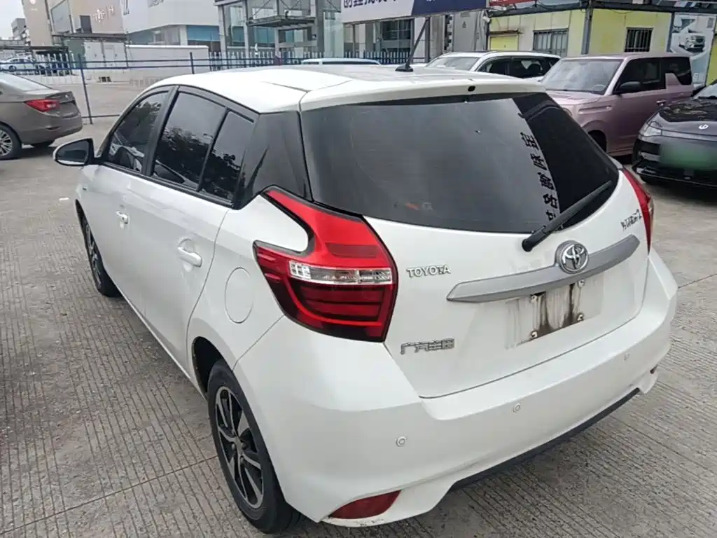 Toyota Yaris L — фото 4