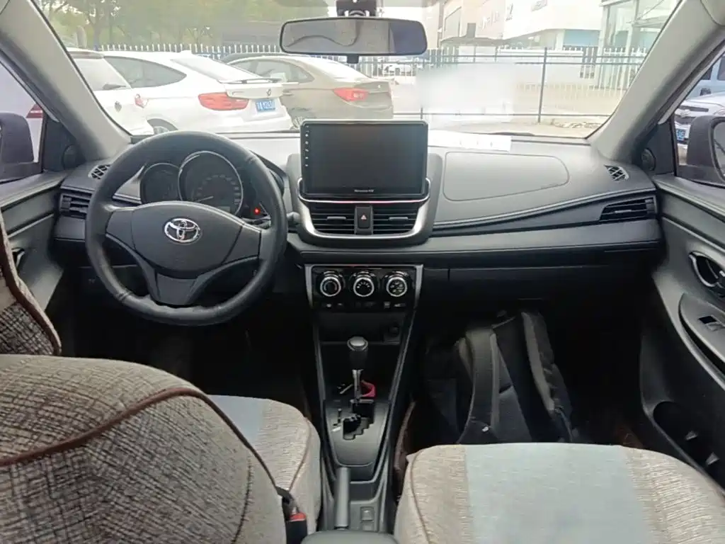 Toyota Yaris L — фото 9