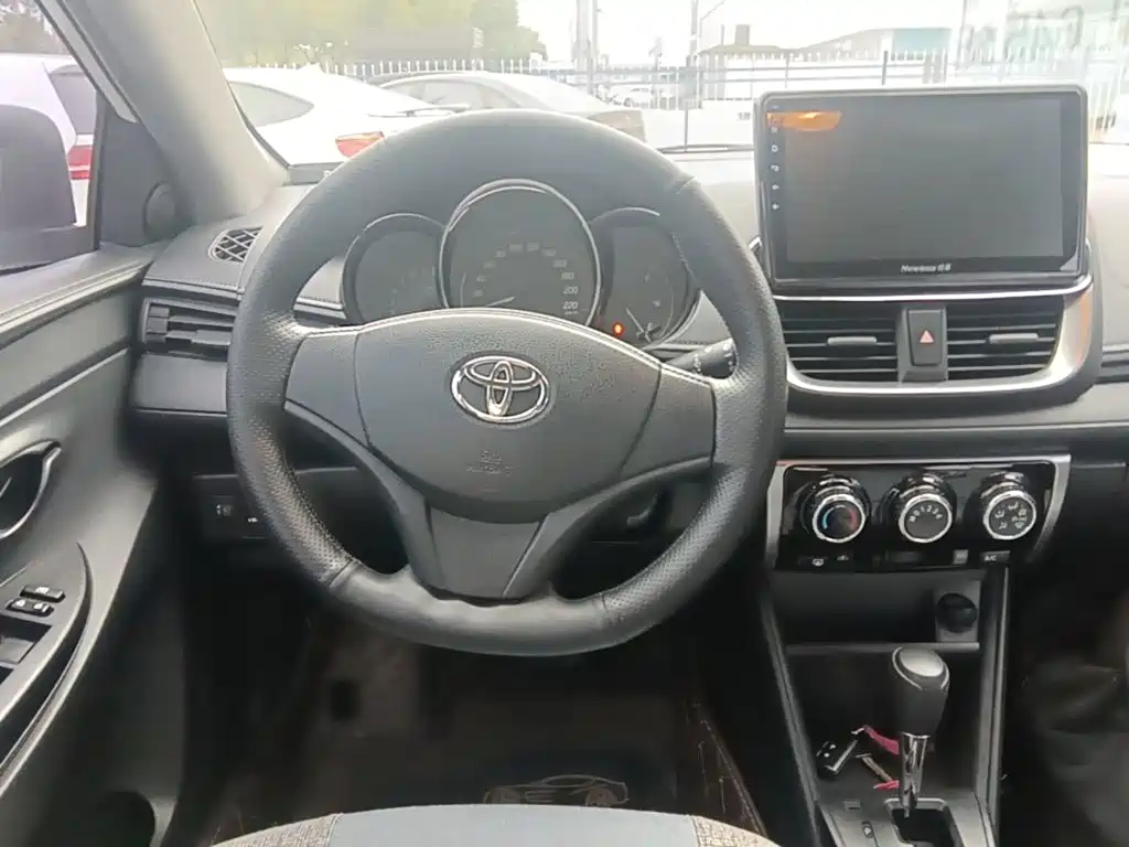 Toyota Yaris L — фото 10