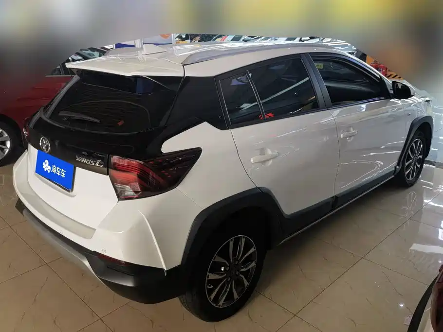 Toyota Yaris L — фото 3