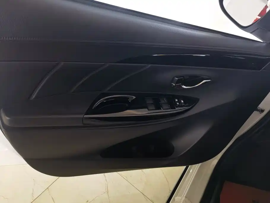 Toyota Yaris L — фото 7