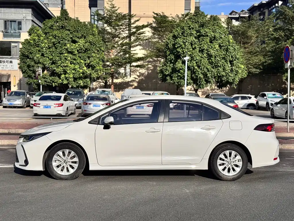Toyota Corolla — фото 4