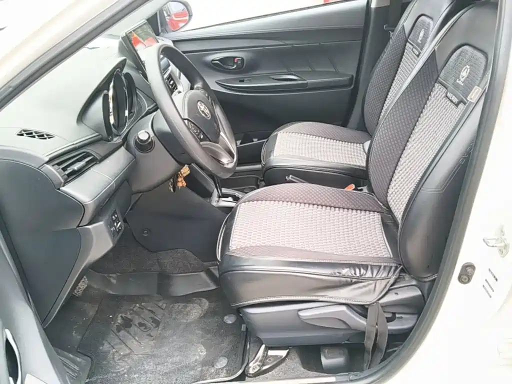 Toyota Yaris L — фото 14