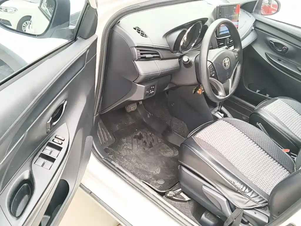 Toyota Yaris L — фото 15
