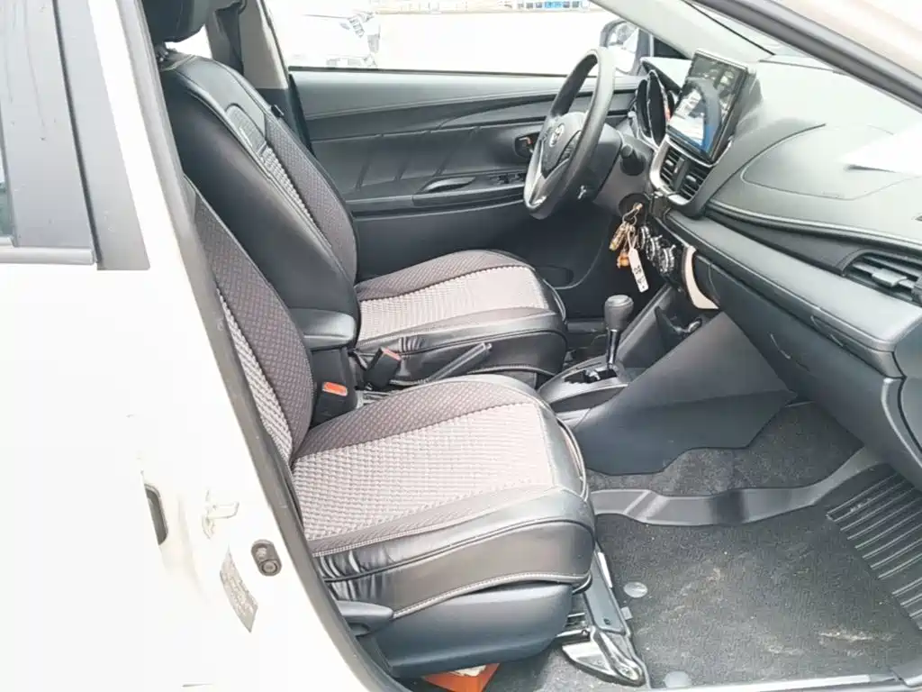 Toyota Yaris L — фото 24