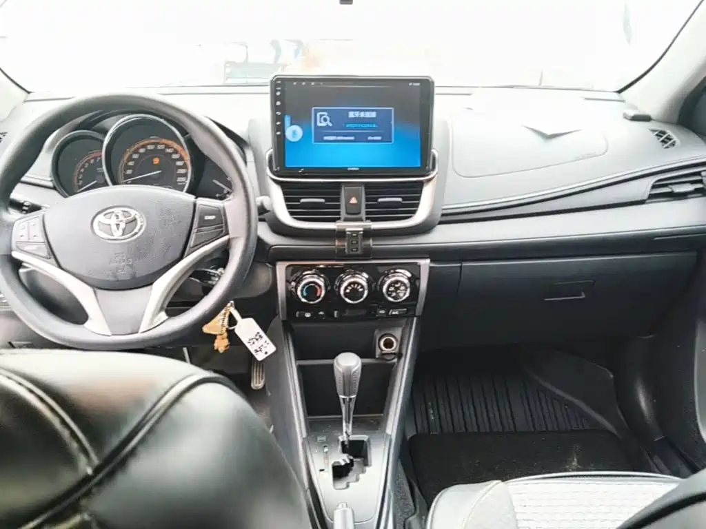 Toyota Yaris L — фото 9