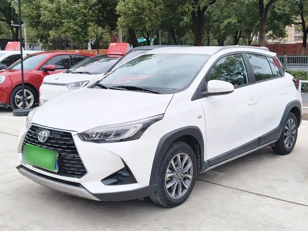 Toyota Yaris L — фото 1