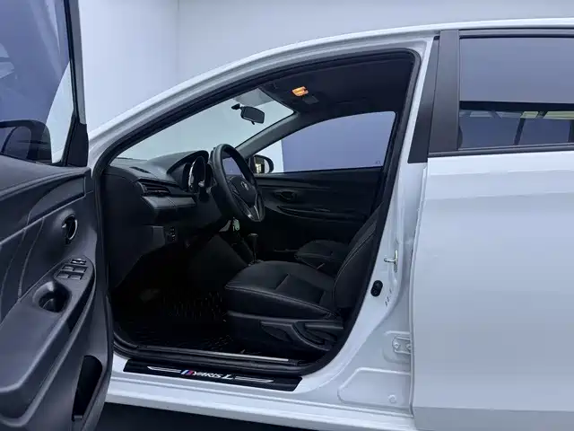 Toyota Yaris L — фото 15
