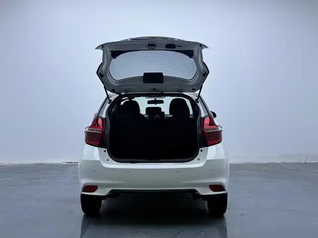Toyota Yaris L — фото 18