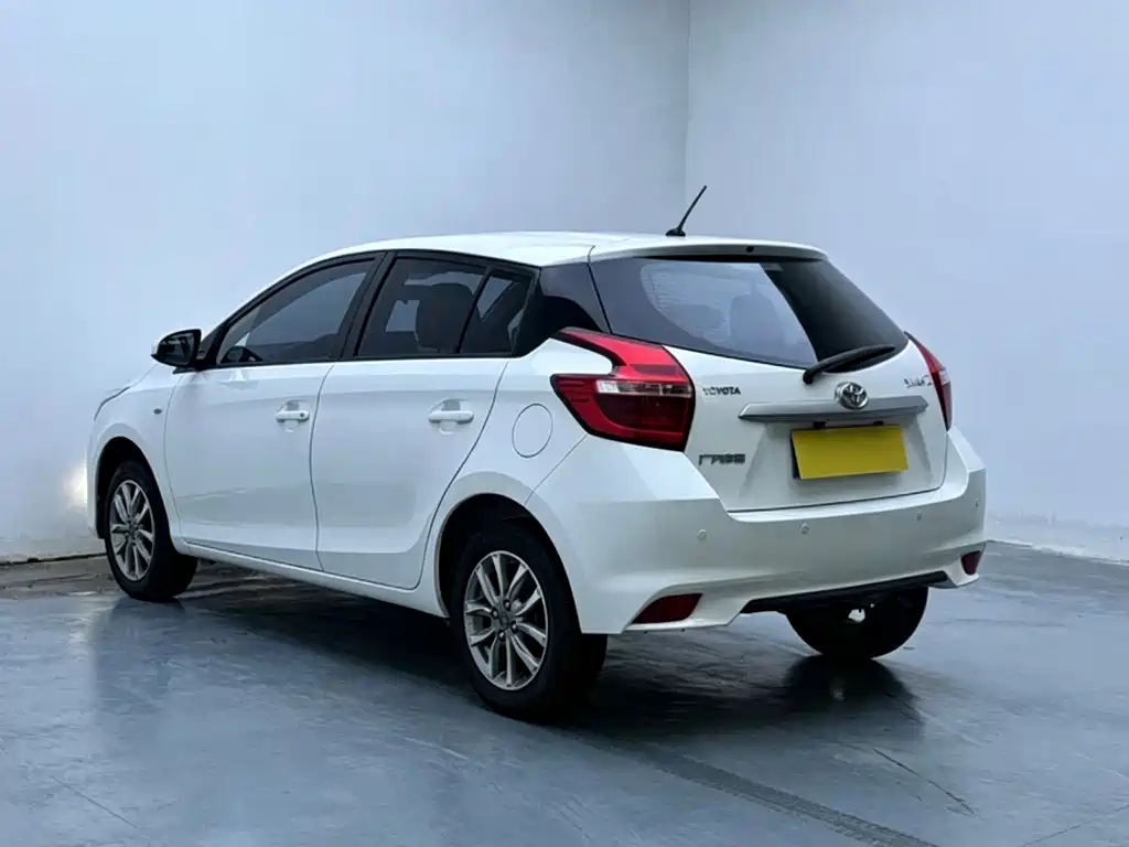 Toyota Yaris L — фото 7