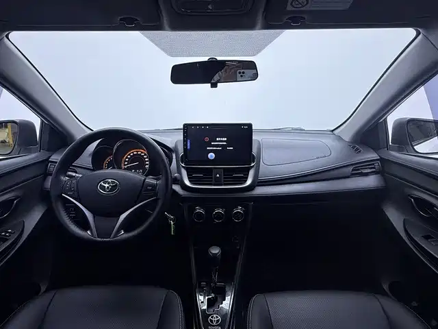 Toyota Yaris L — фото 11