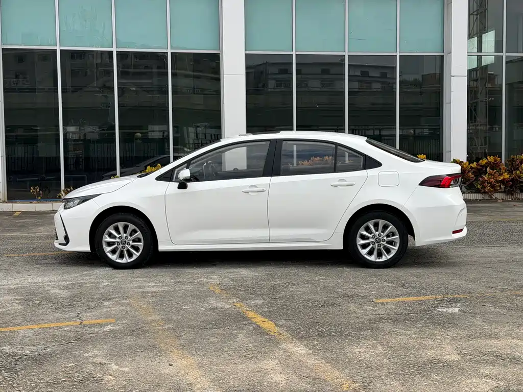 Toyota Corolla — фото 7