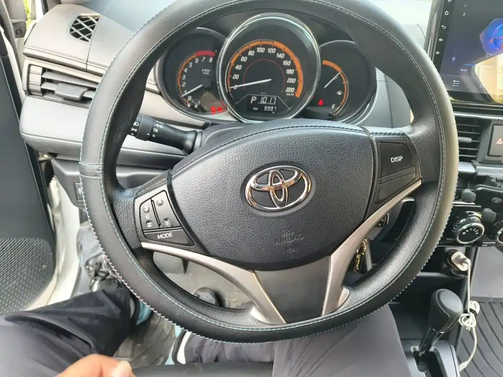 Toyota Yaris L — фото 11