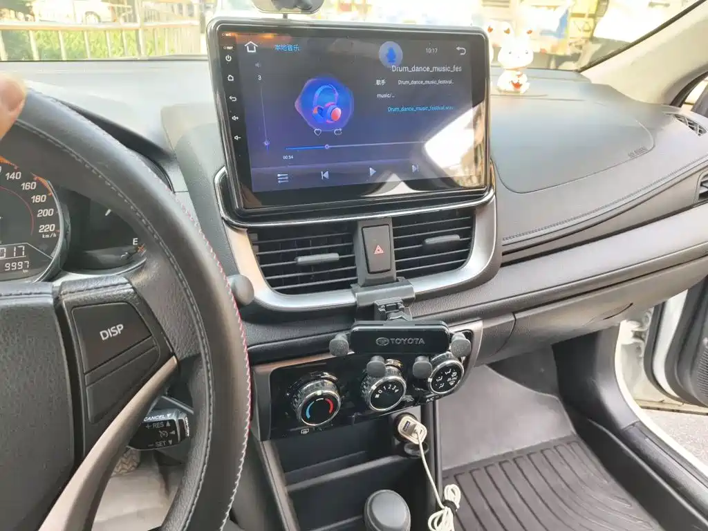 Toyota Yaris L — фото 14