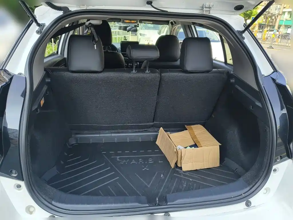 Toyota Yaris L — фото 20