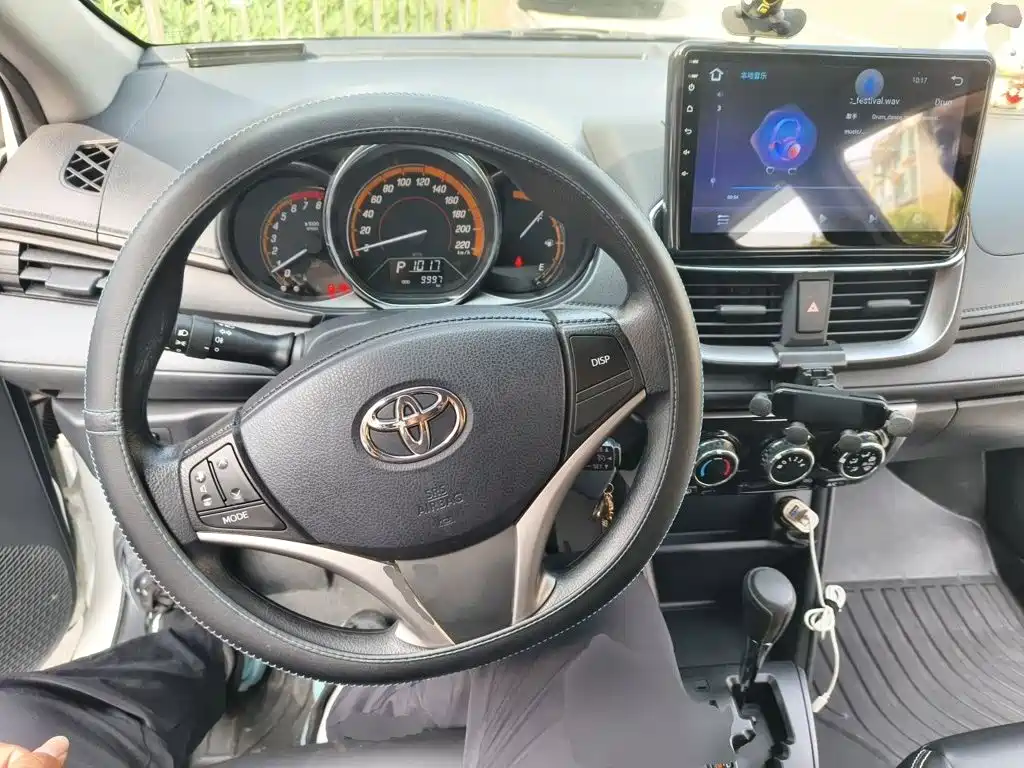 Toyota Yaris L — фото 10