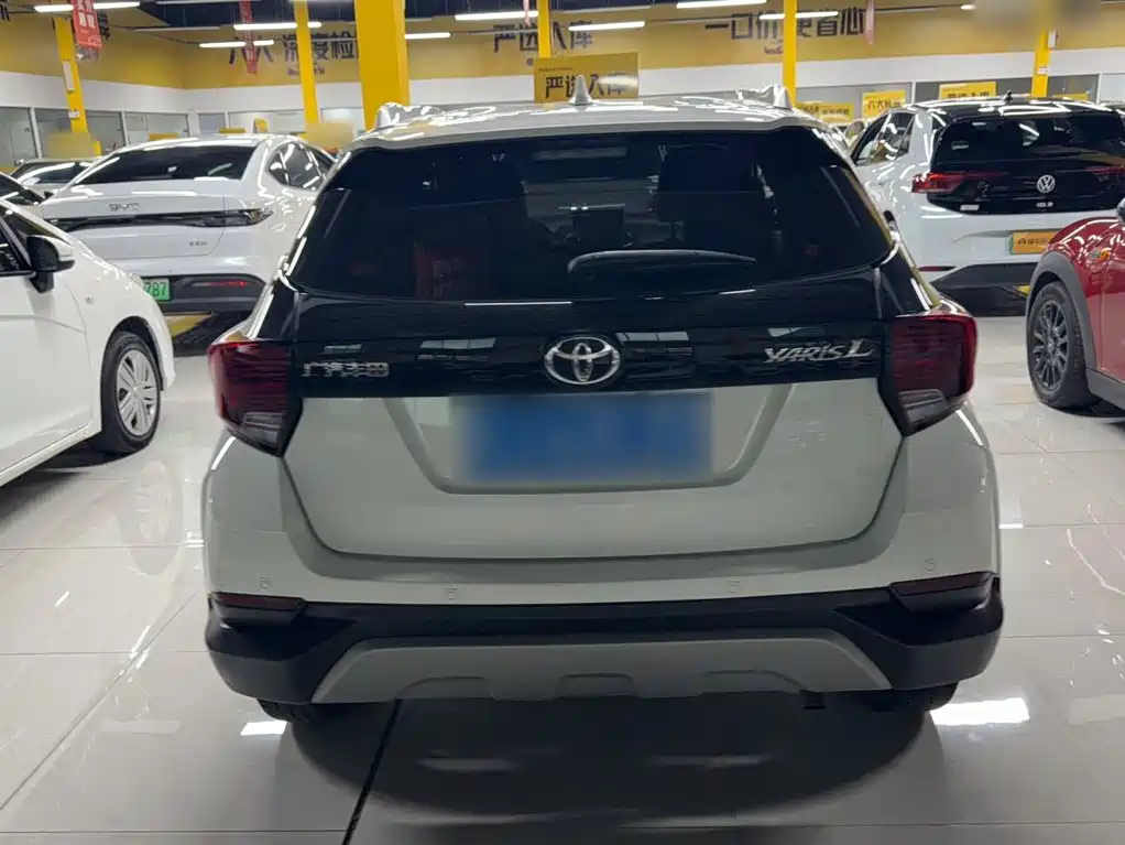 Toyota Yaris L — фото 5