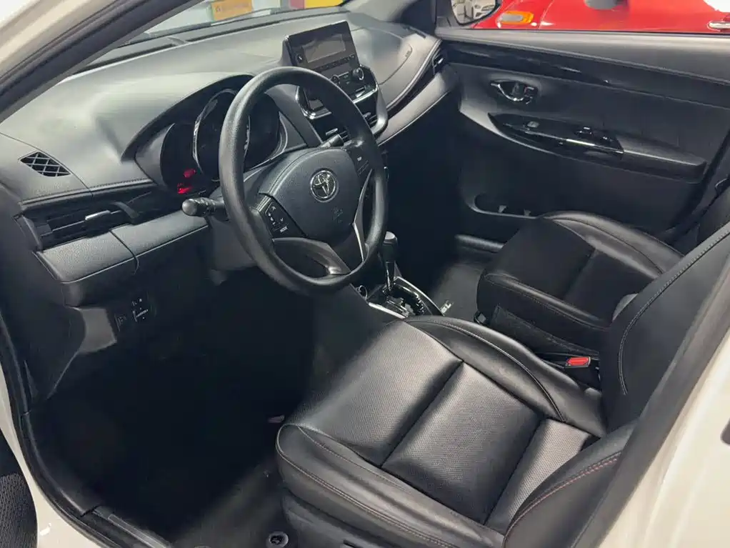 Toyota Yaris L — фото 7