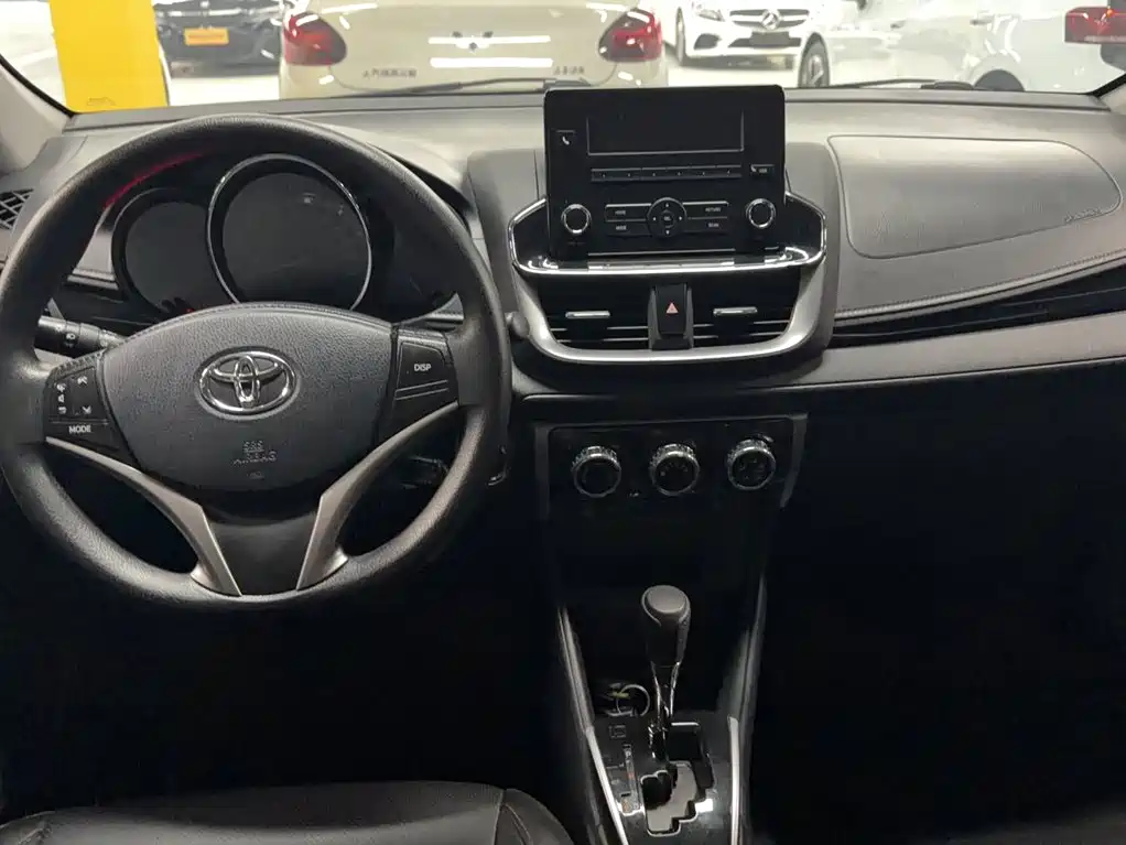 Toyota Yaris L — фото 9