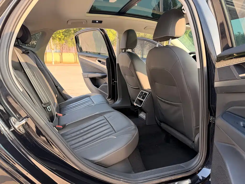 Volkswagen Passat — фото 13