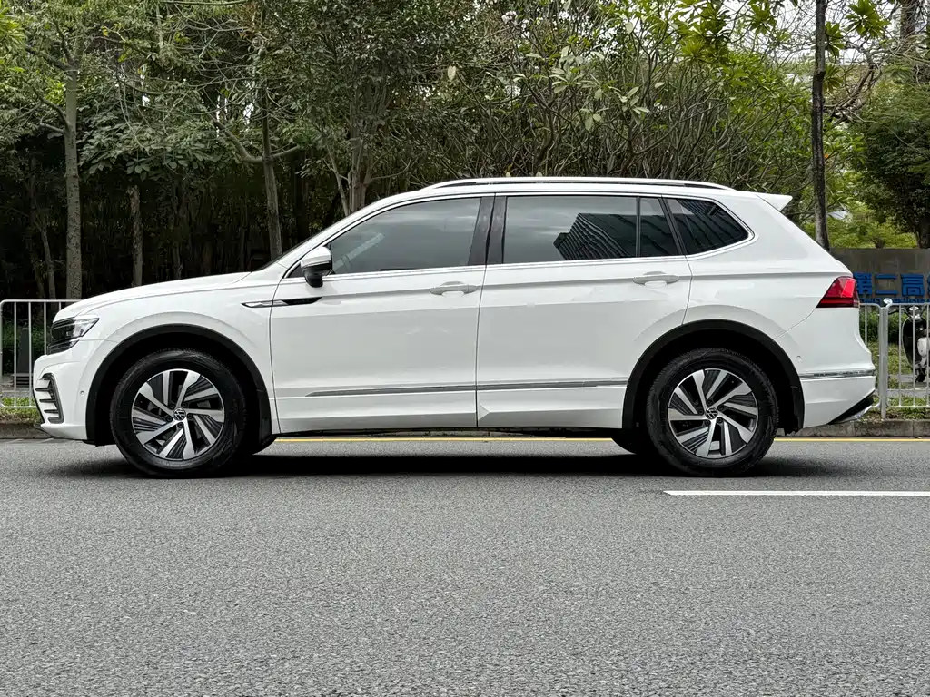 Volkswagen Tiguan L PHEV — фото 4