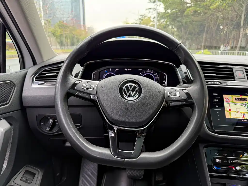Volkswagen Tiguan L PHEV — фото 10