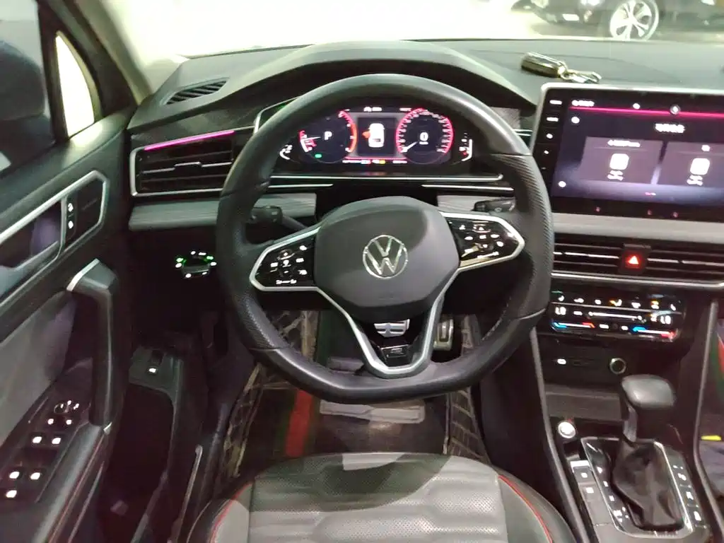 Volkswagen Tiguan L — фото 10