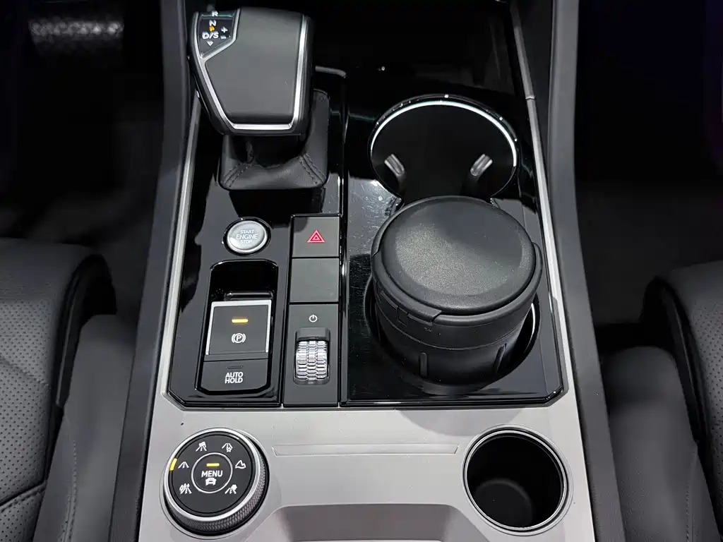 Volkswagen Touareg New Energy — фото 9