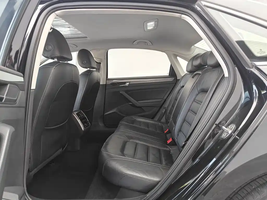 Volkswagen Passat — фото 11