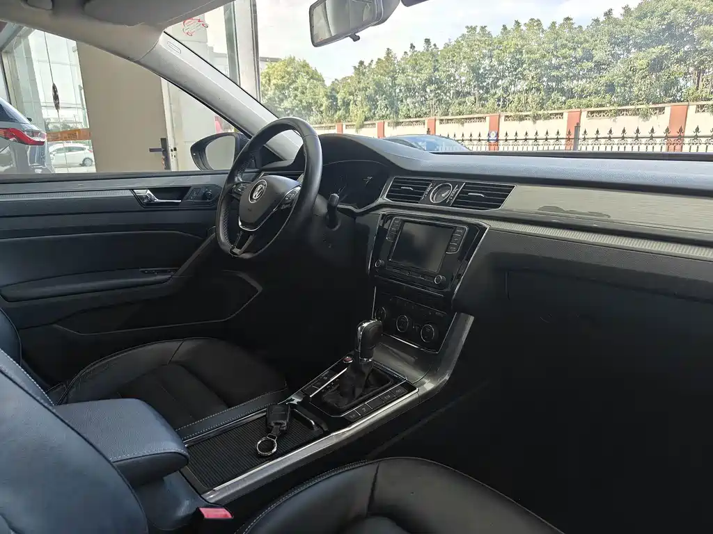 Volkswagen Passat — фото 14