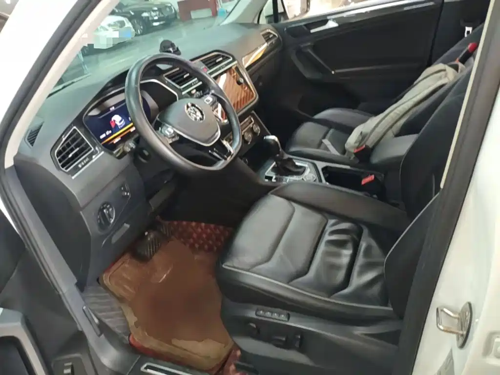 Volkswagen Tiguan — фото 14