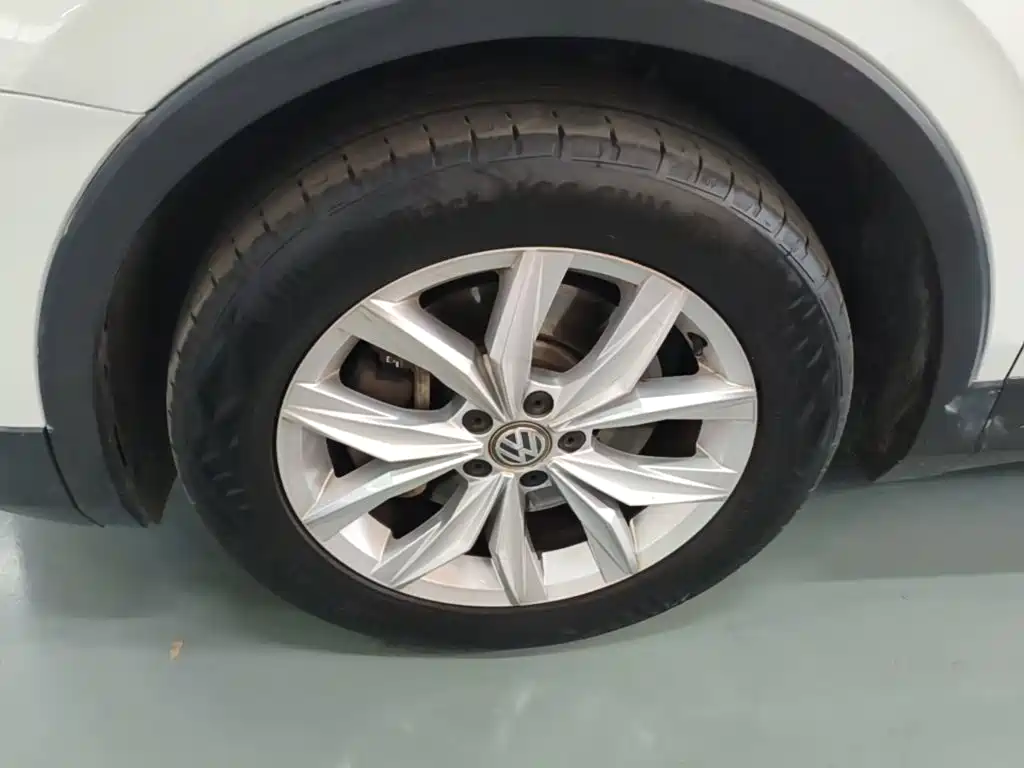 Volkswagen Tiguan — фото 22