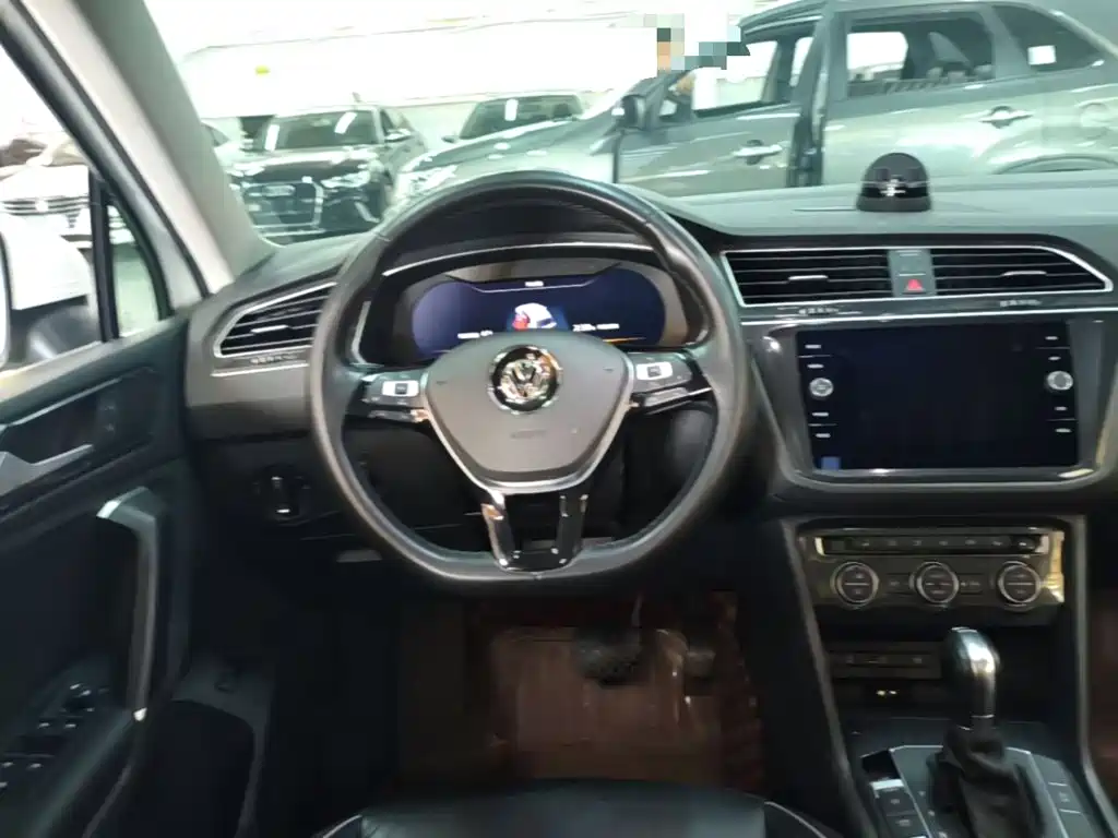 Volkswagen Tiguan — фото 10