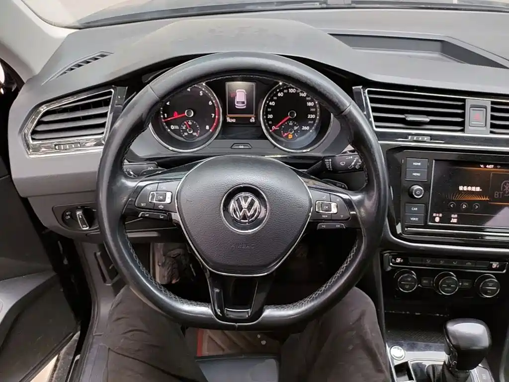 Volkswagen Tiguan L — фото 10