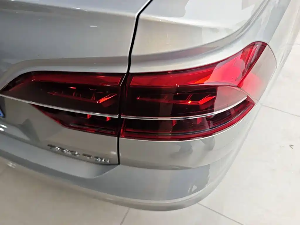 Volkswagen Phideon — фото 7