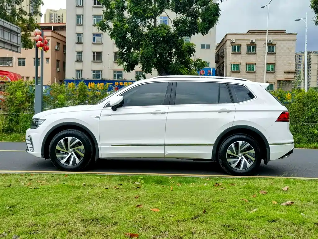 Volkswagen Tiguan L PHEV — фото 4