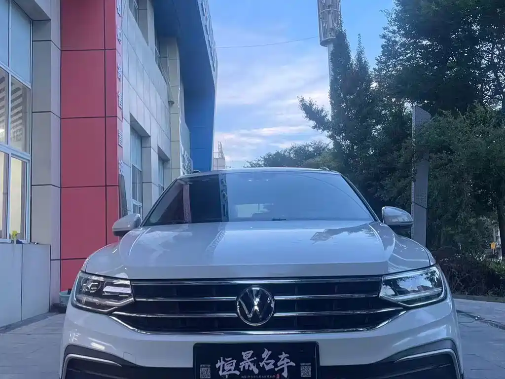 Volkswagen Tiguan L — фото 3