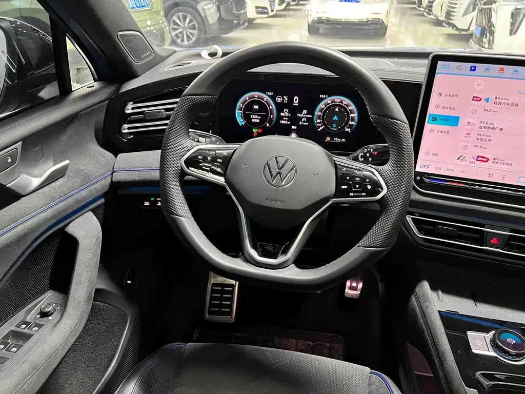 Volkswagen Tiguan L — фото 10