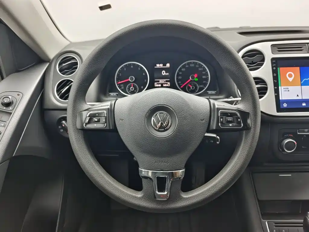 Volkswagen Tiguan — фото 8