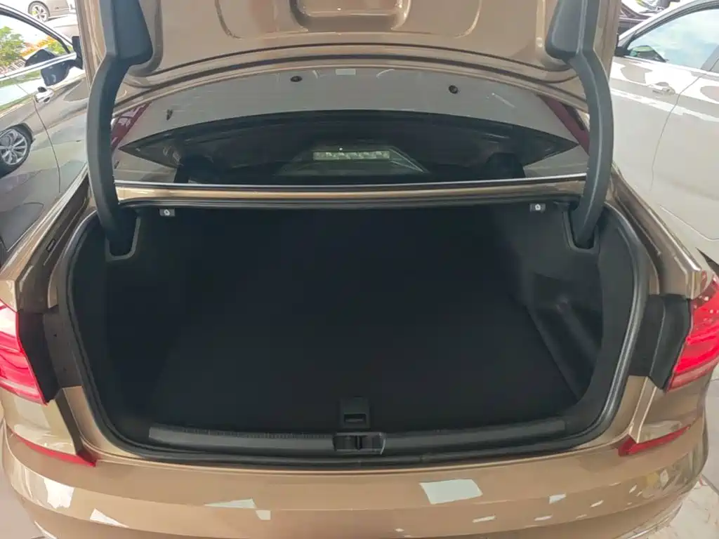Volkswagen Passat — фото 18