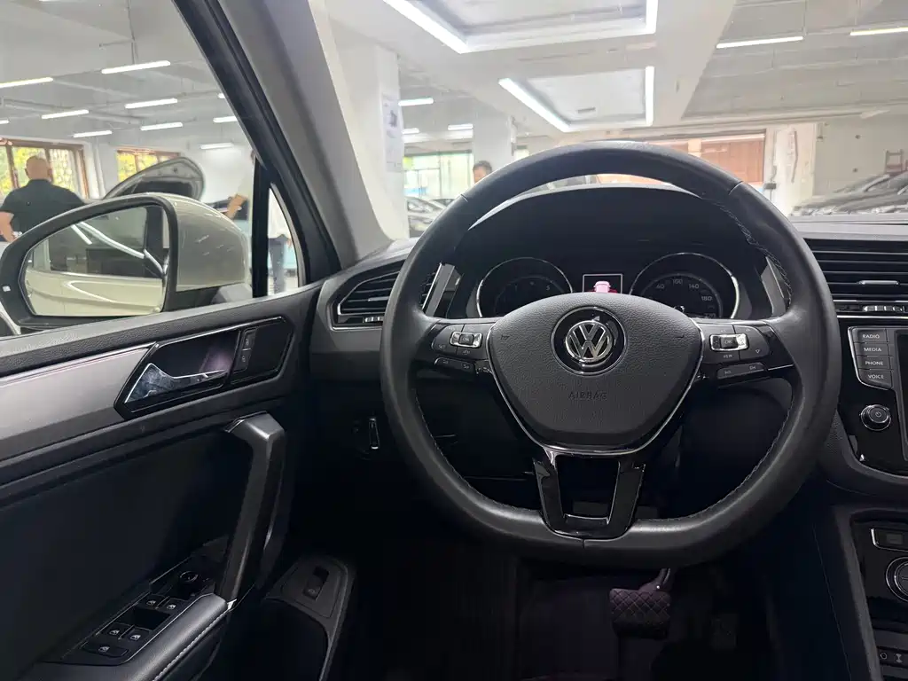 Volkswagen Tiguan L — фото 21