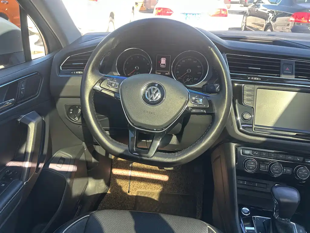Volkswagen Tiguan L — фото 13