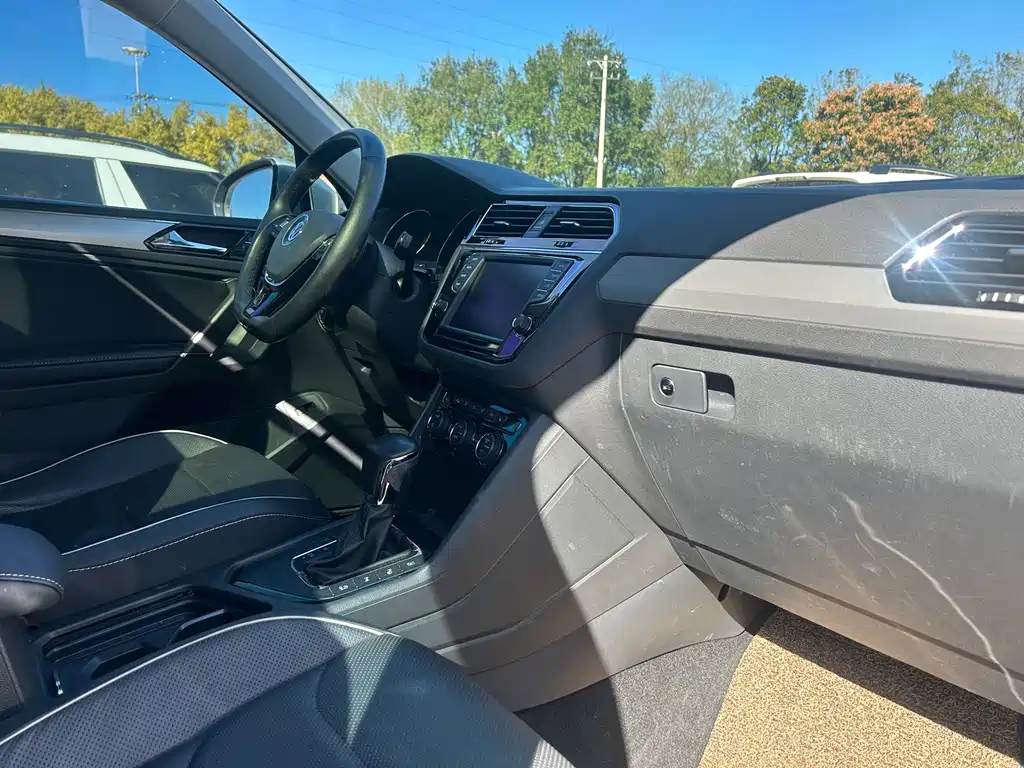 Volkswagen Tiguan L — фото 27