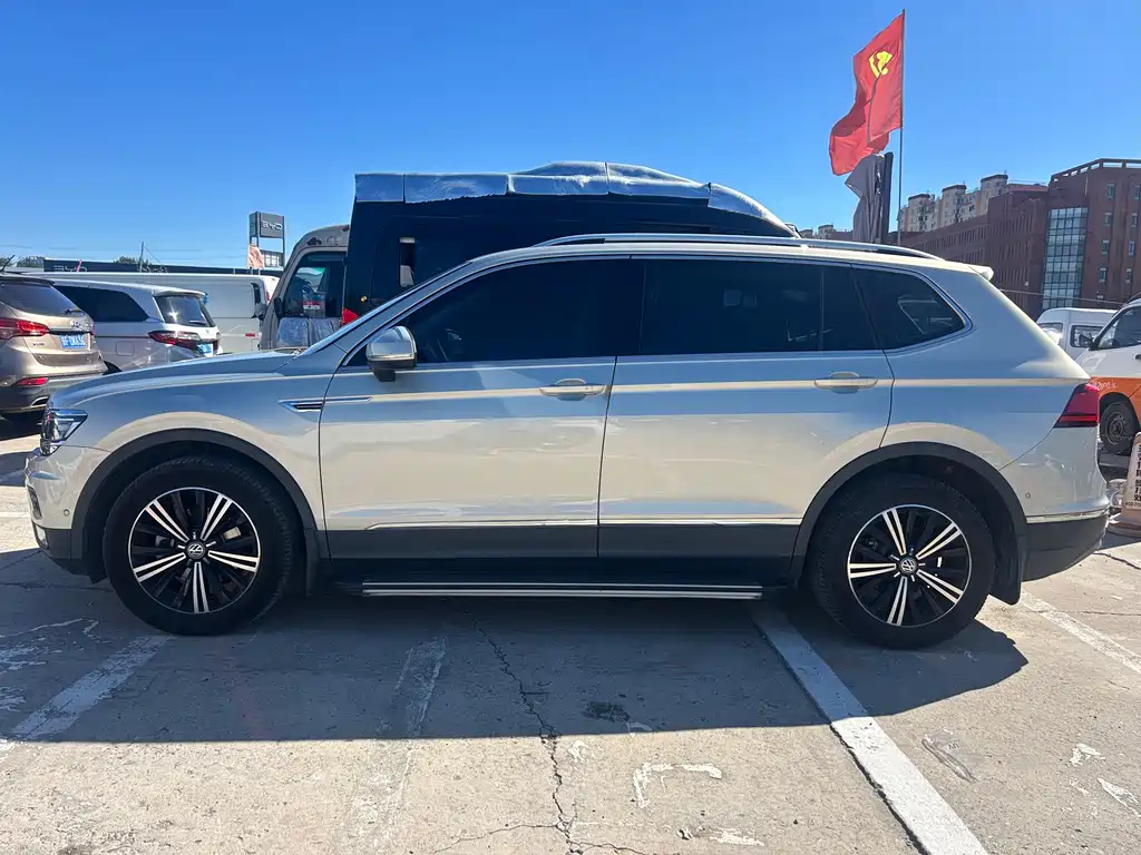Volkswagen Tiguan L — фото 4